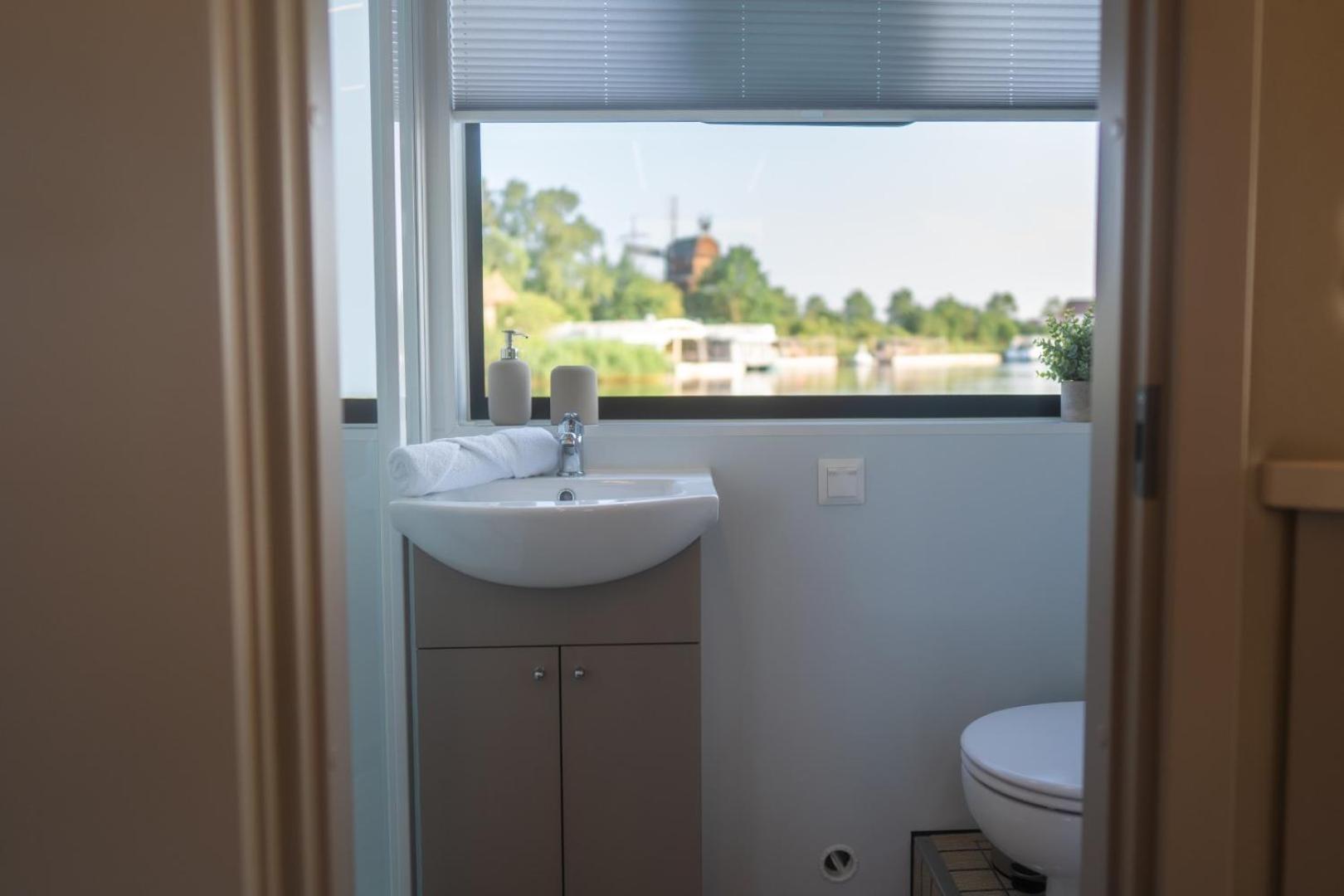 Lieblingsplatz Parey - Schwimmendes Living Luxboot Hotel Екстериор снимка
