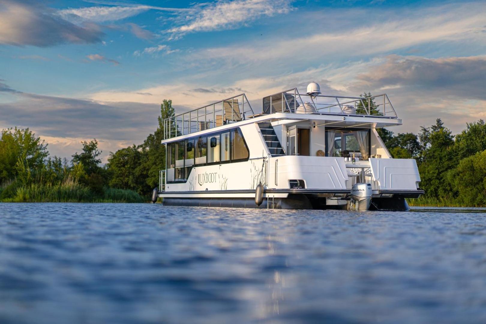 Lieblingsplatz Parey - Schwimmendes Living Luxboot Hotel Екстериор снимка