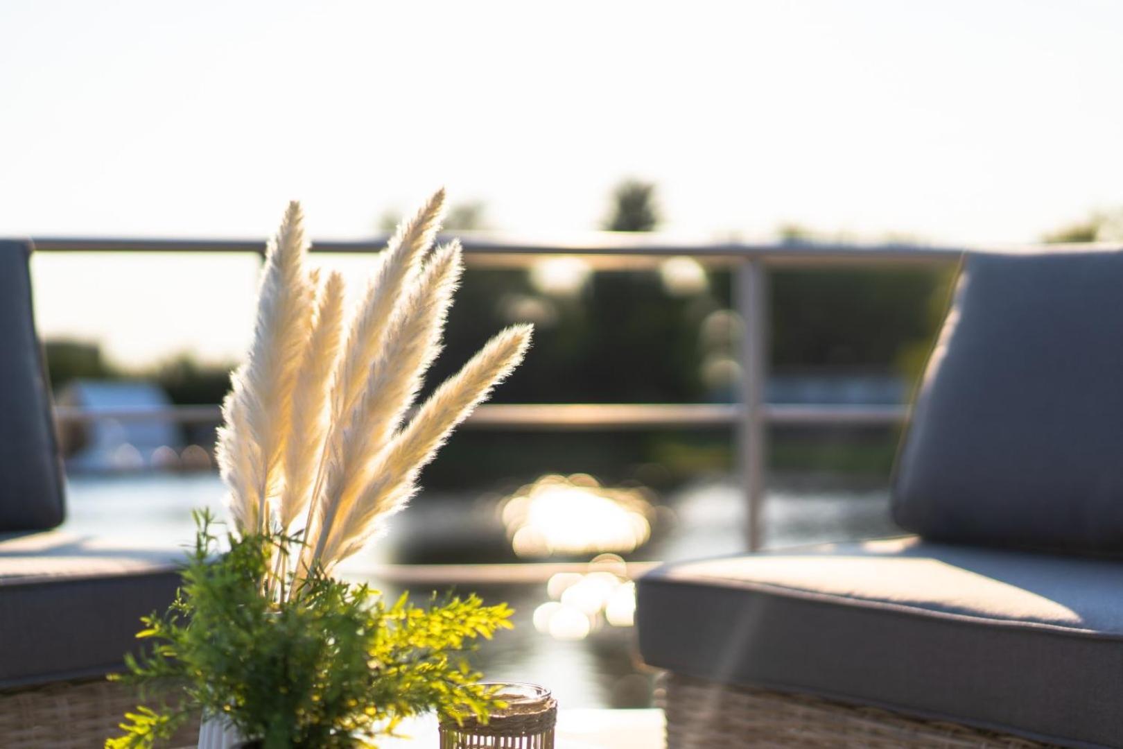 Lieblingsplatz Parey - Schwimmendes Living Luxboot Hotel Екстериор снимка